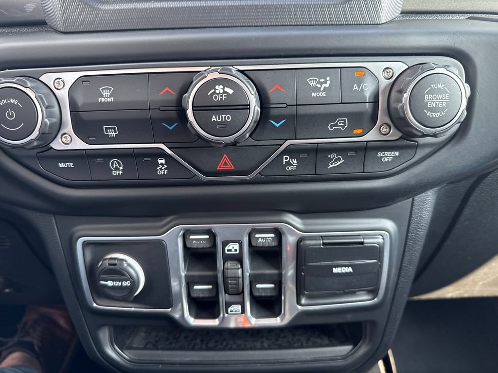 Used 2018 Jeep Wrangler Unlimited Sahara AWD/4WD image 26