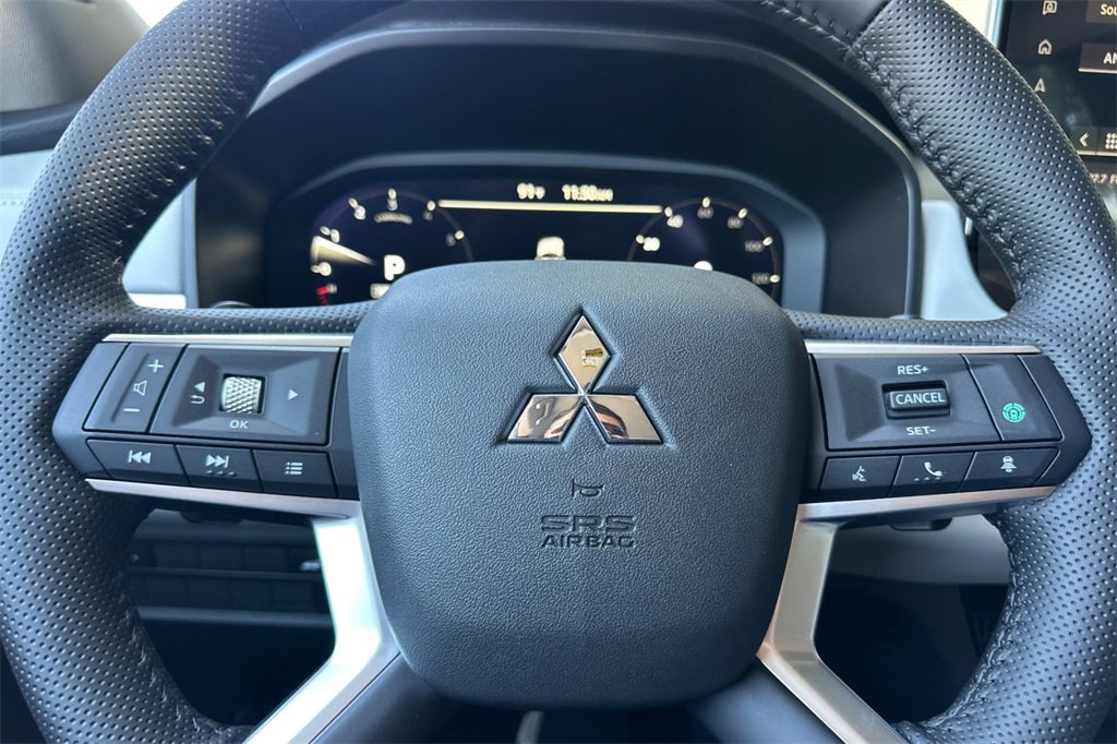 New 2025 Mitsubishi Outlander SE image 24