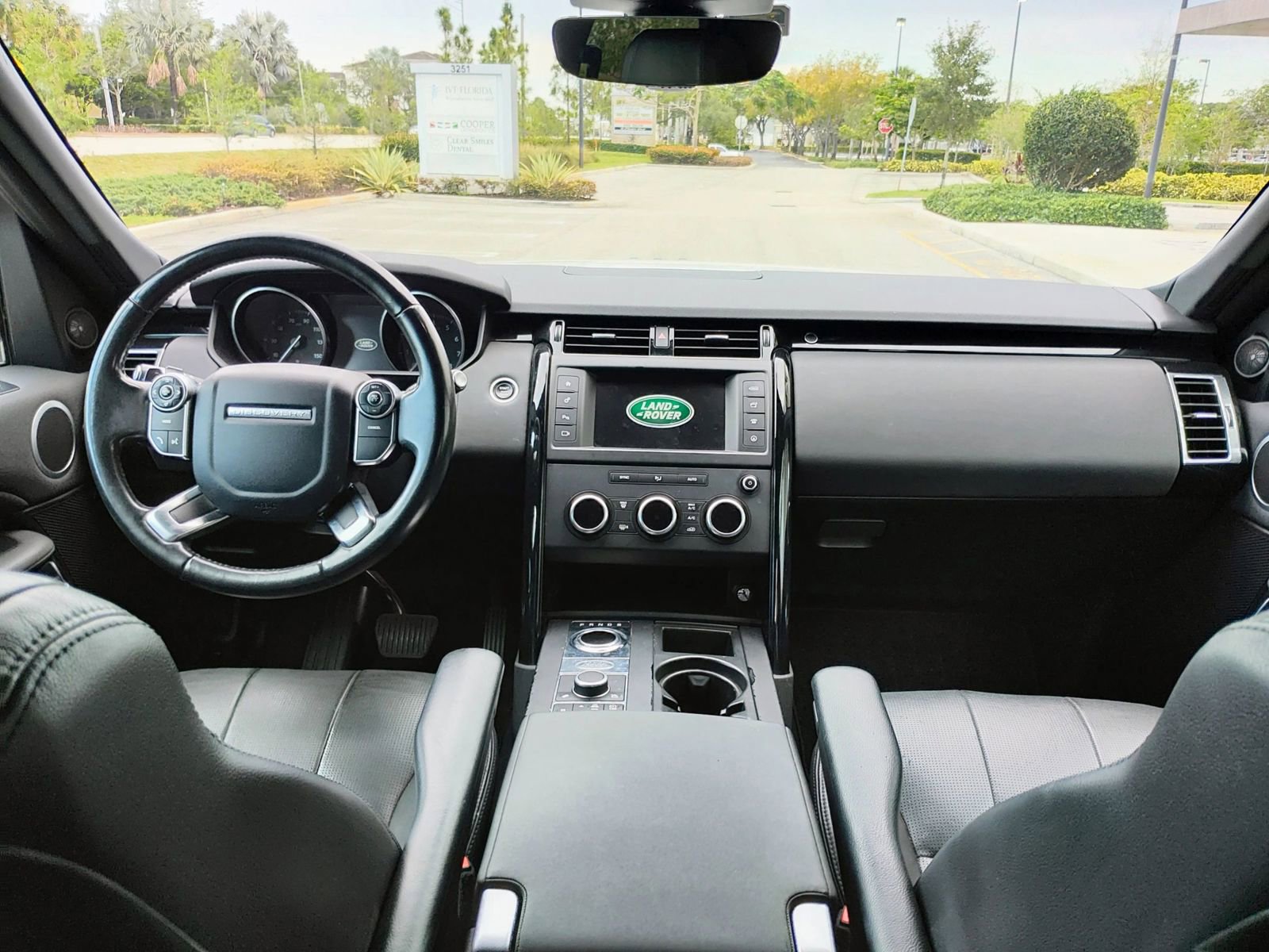 Used 2017 Land Rover Discovery SE image 19