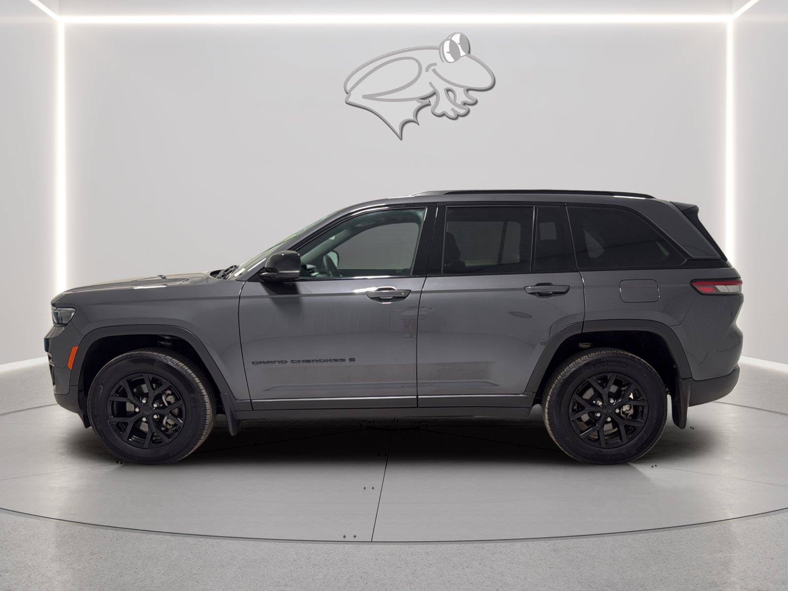 Used 2025 Jeep Grand Cherokee Altitude w/ Trailer Tow Package AWD/4WD image 2