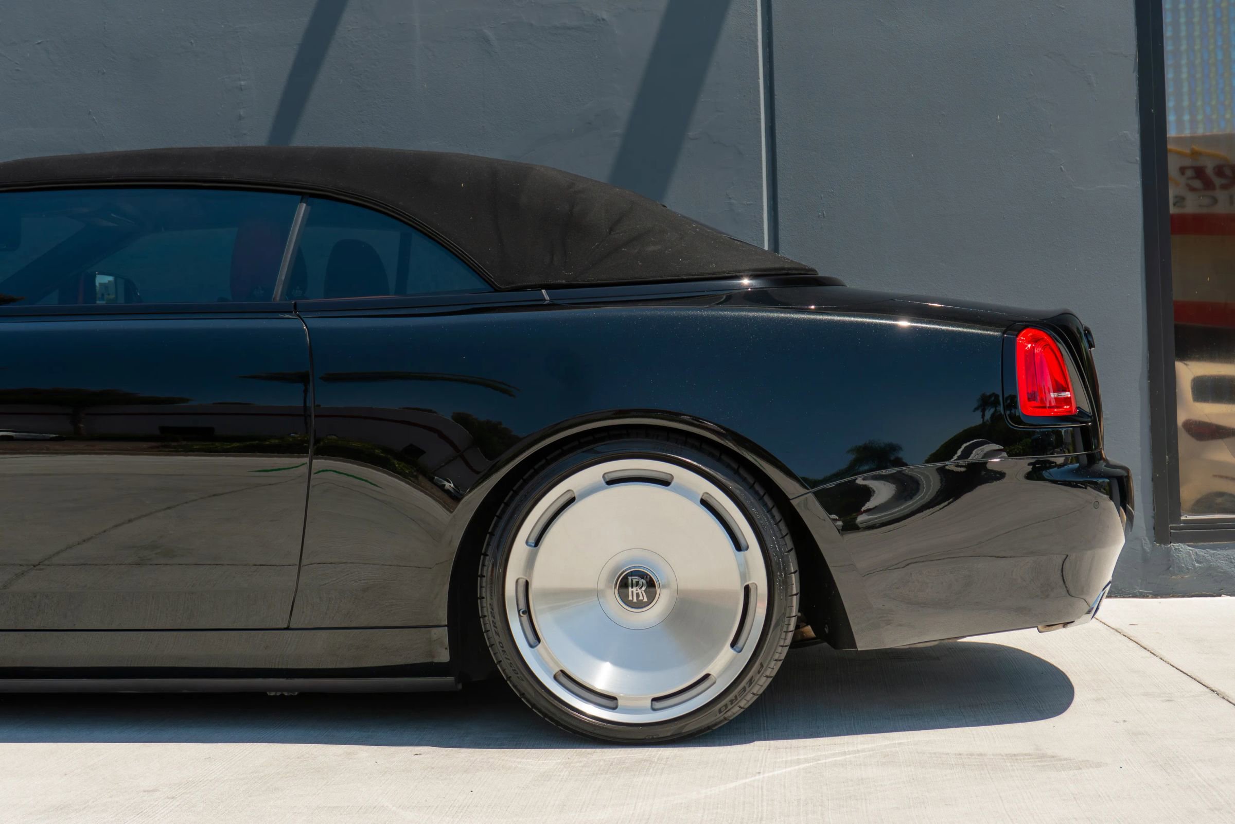 Used 2019 Rolls-Royce Dawn RWD image 24