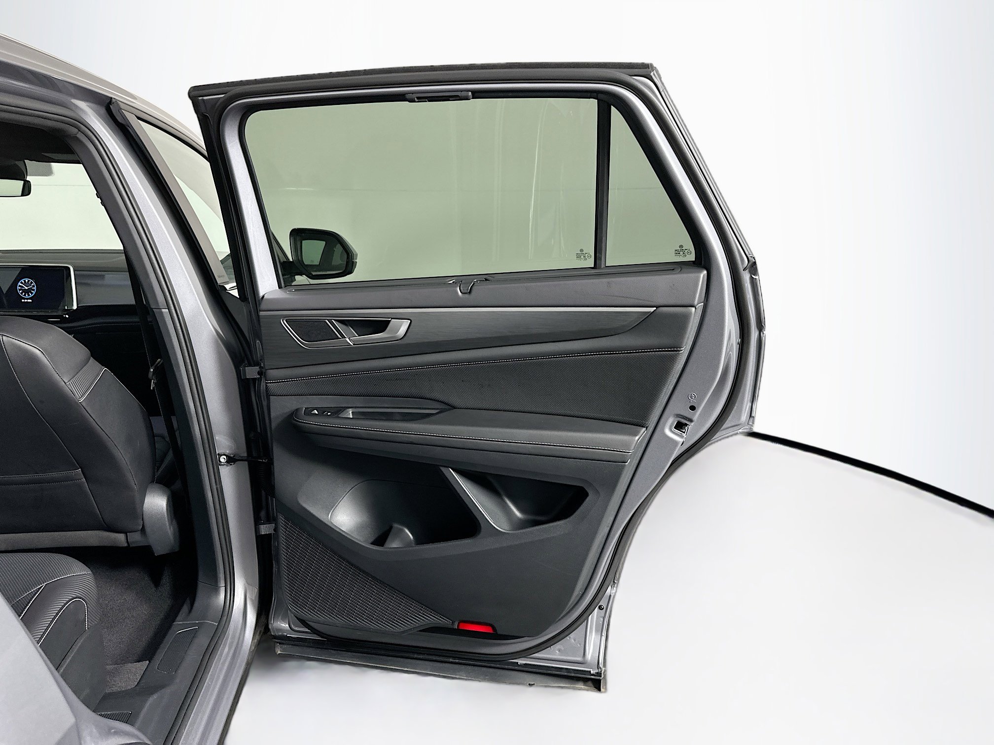 Used 2025 Volkswagen Atlas Cross Sport SE image 31