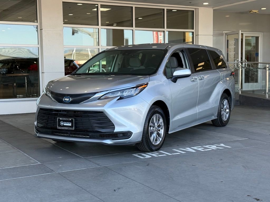 Used 2024 Toyota Sienna LE image 3