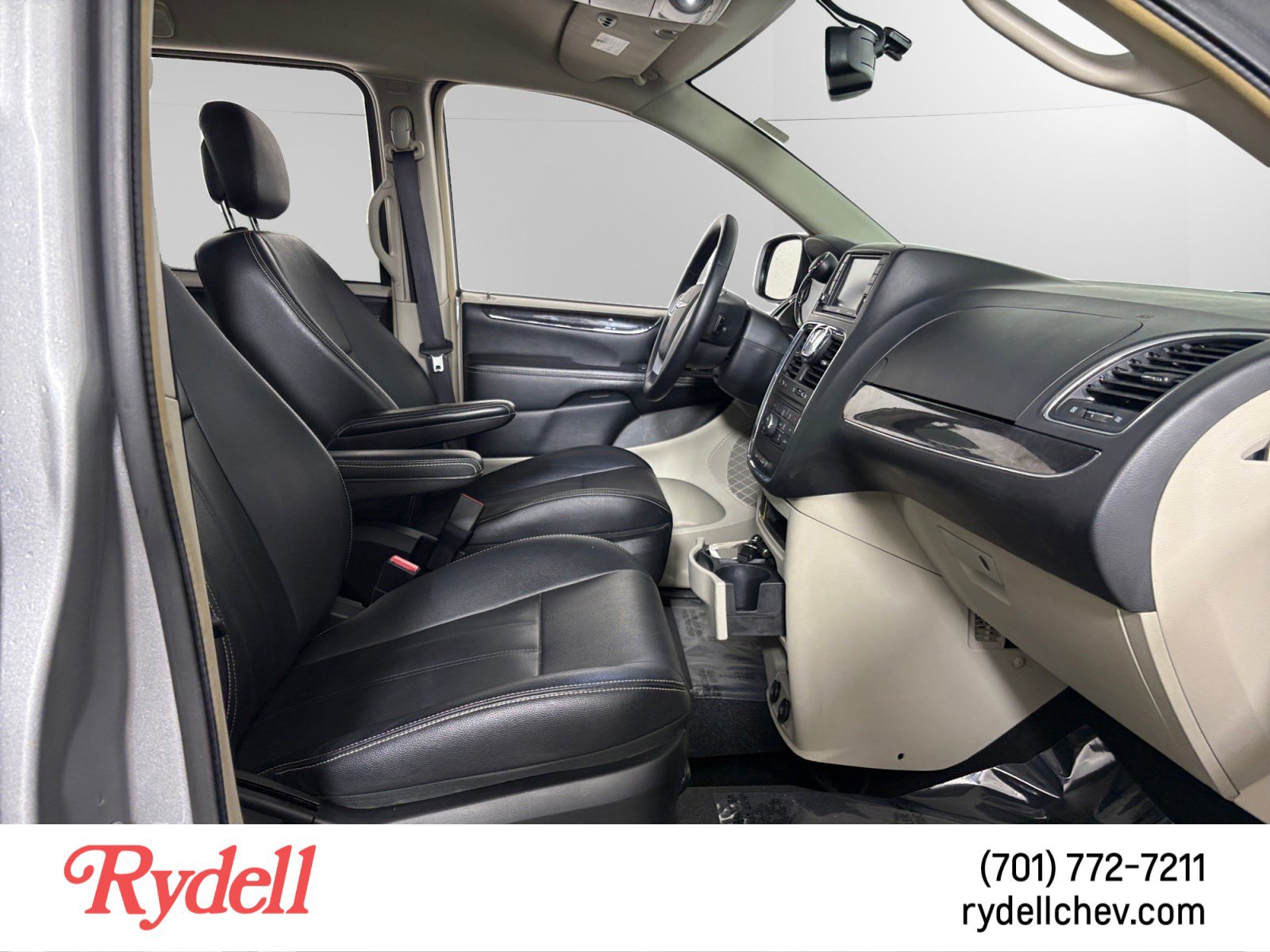 Used 2016 Chrysler Town & Country Touring image 17