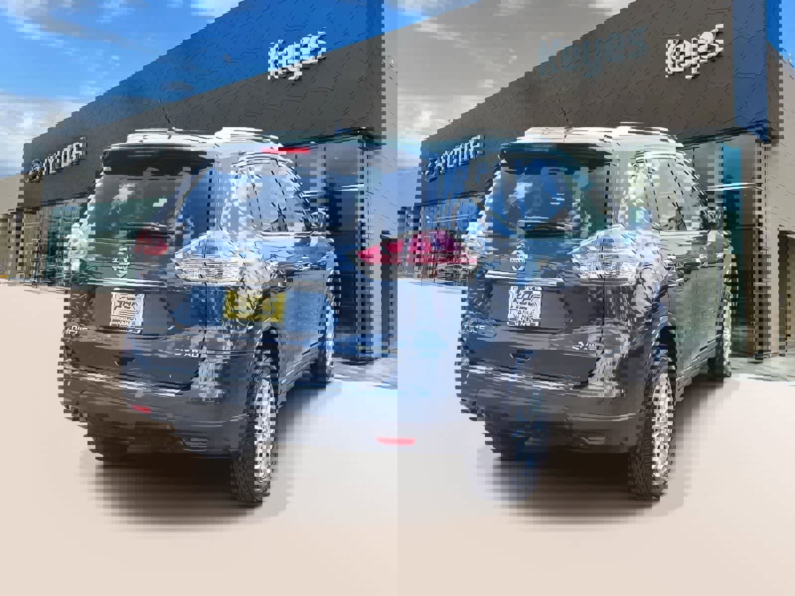 Used 2016 Nissan Rogue SV w/ SV Premium Package image 4