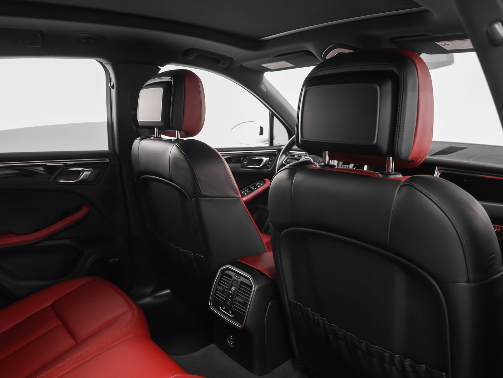 Certified 2022 Porsche Macan S image 30