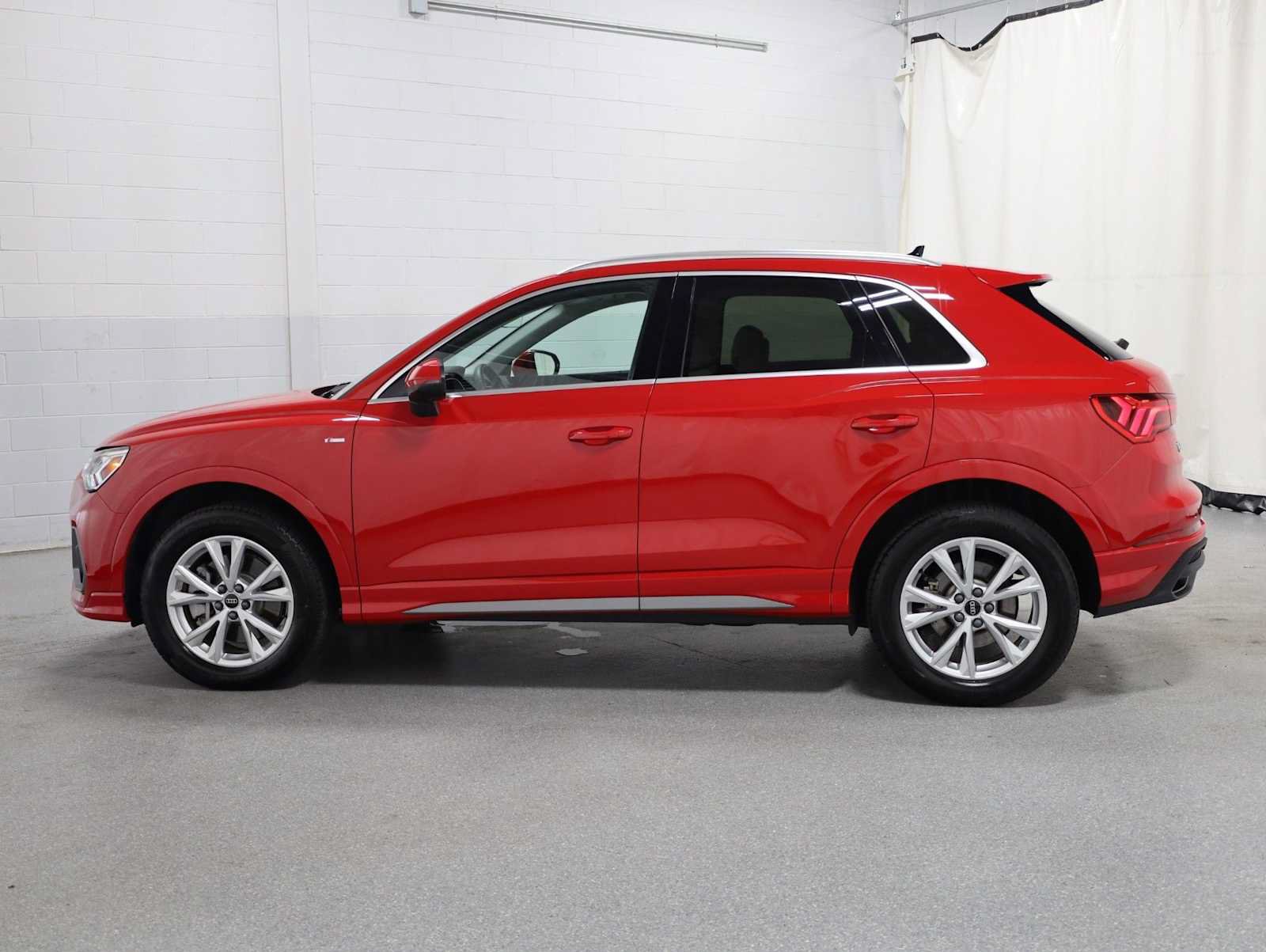 Certified 2025 Audi Q3 2.0T Premium w/ Convenience Package AWD/4WD image 2