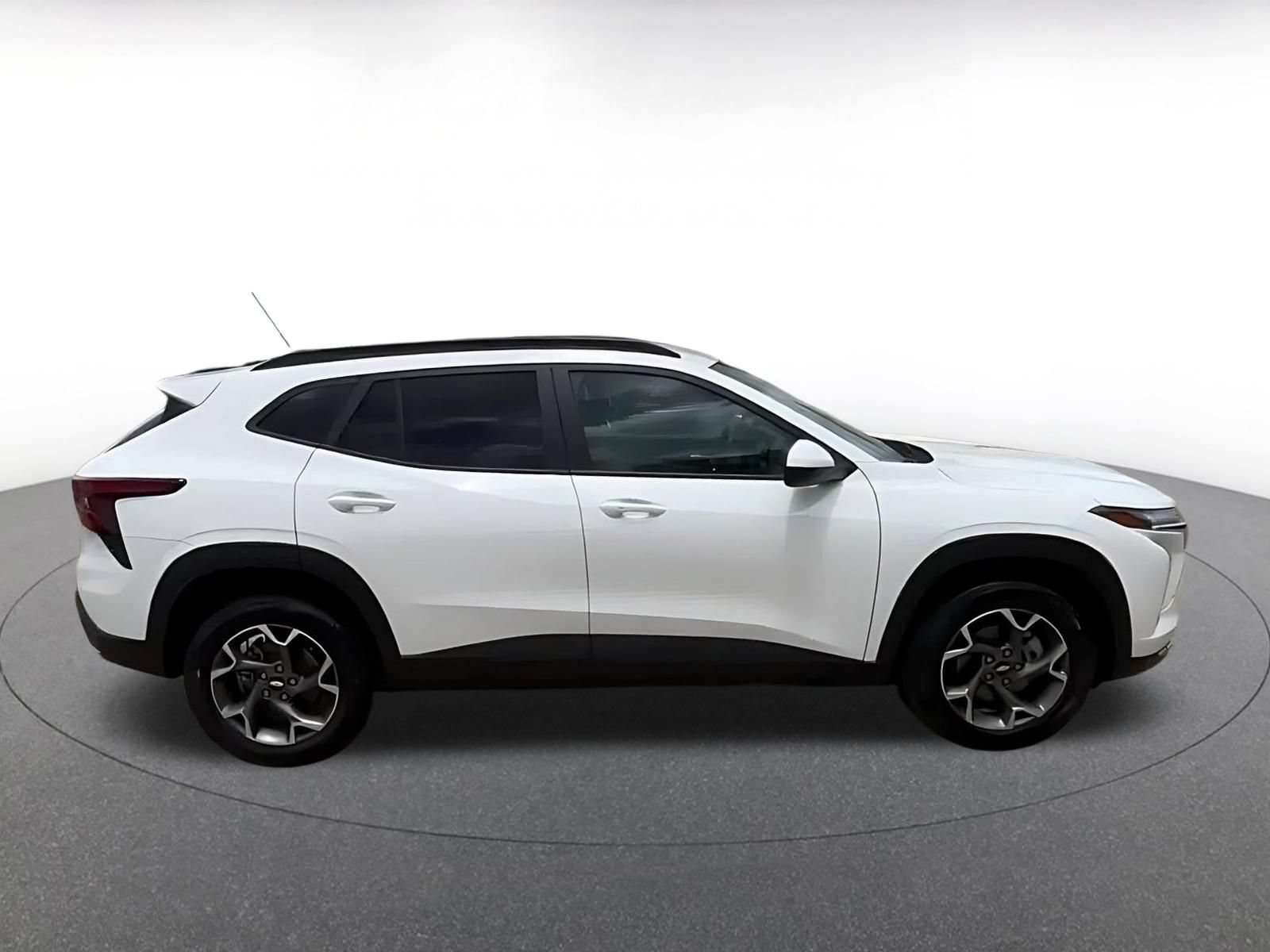 Used 2025 Chevrolet Trax LT w/ LT Convenience Package FWD image 13