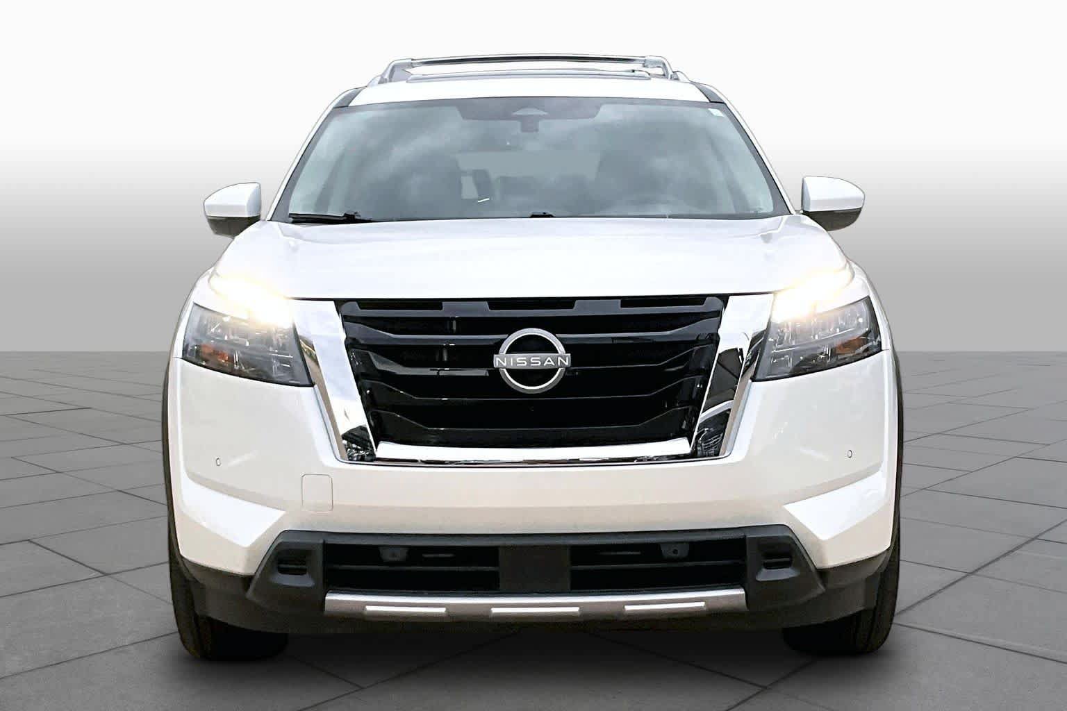 Used 2025 Nissan Pathfinder Platinum w/ Cargo Package FWD image 4