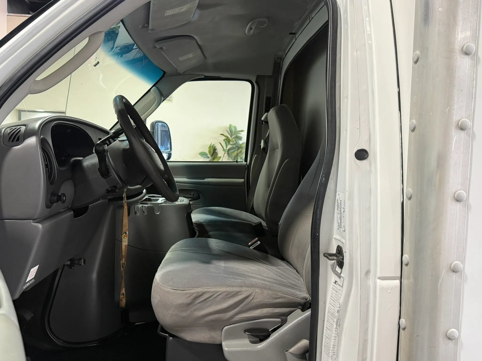 Used 2005 Ford E-350 and Econoline 350 Super Duty RWD image 14