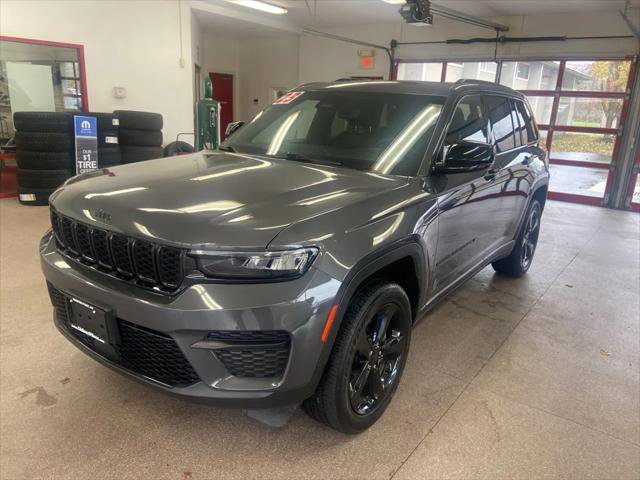 Certified 2023 Jeep Grand Cherokee Altitude image 3