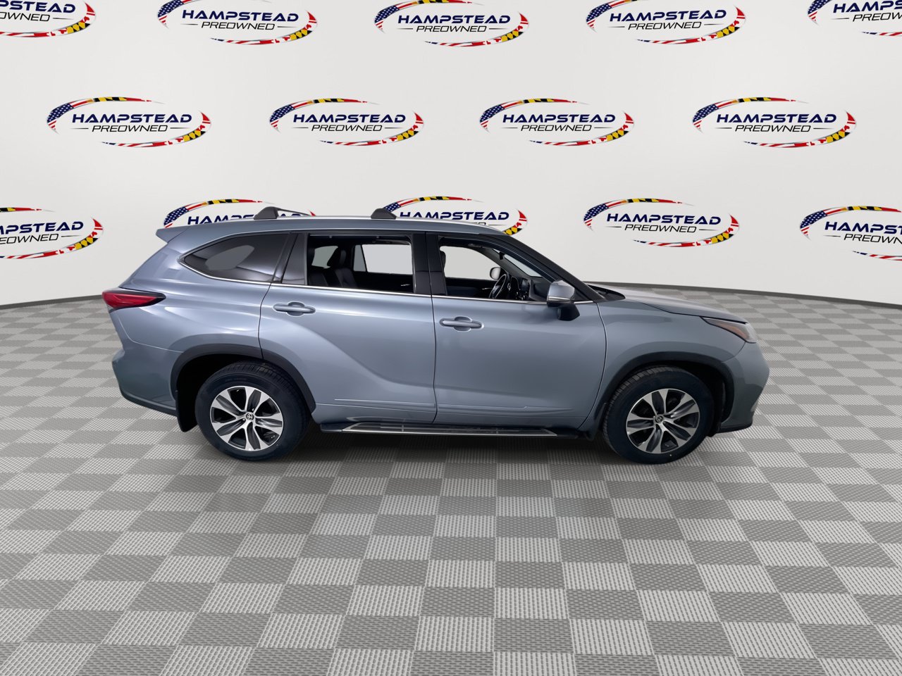 Used 2022 Toyota Highlander XLE AWD/4WD image 9