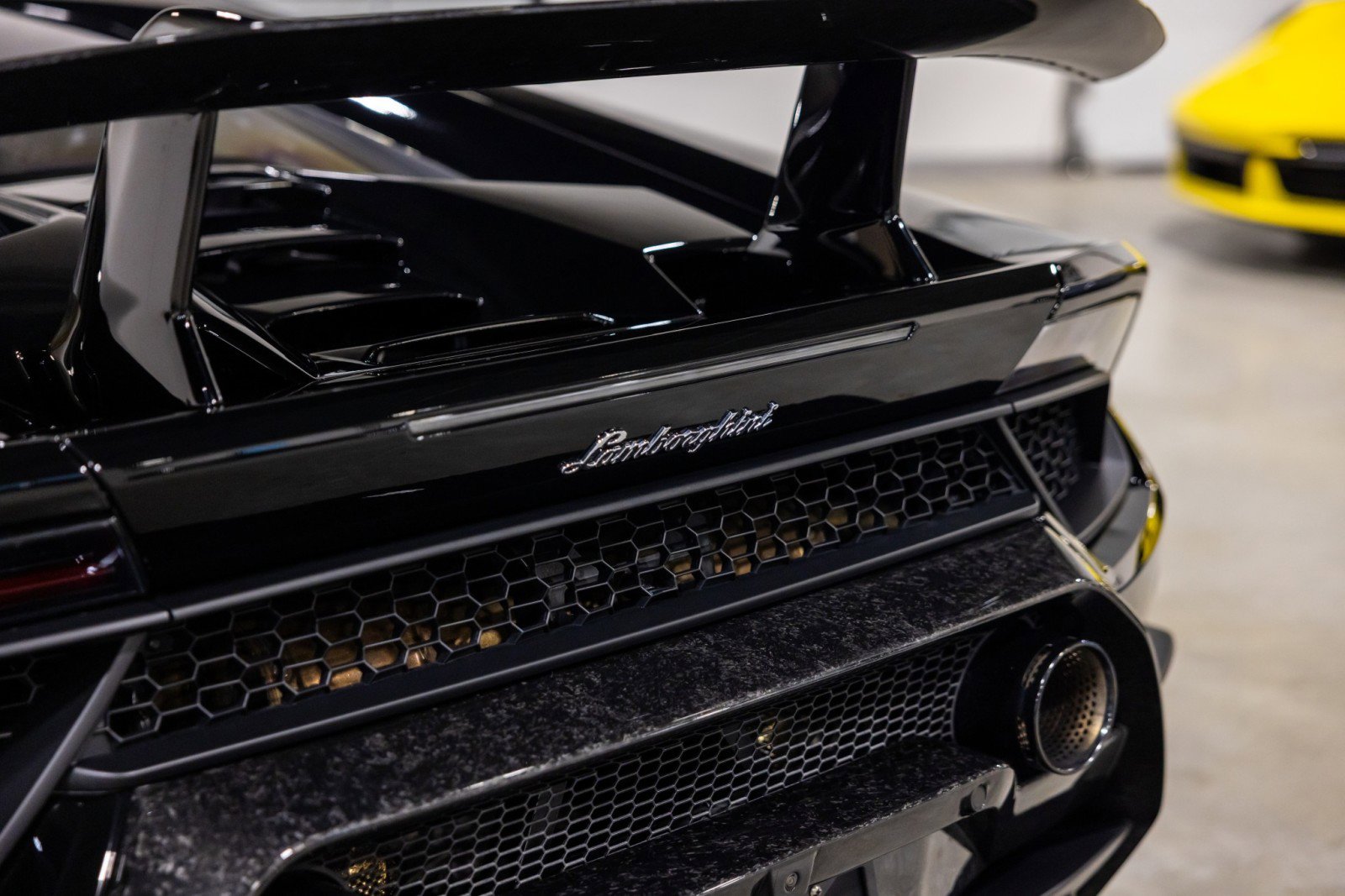 Used 2018 Lamborghini Huracan Performante AWD/4WD image 15