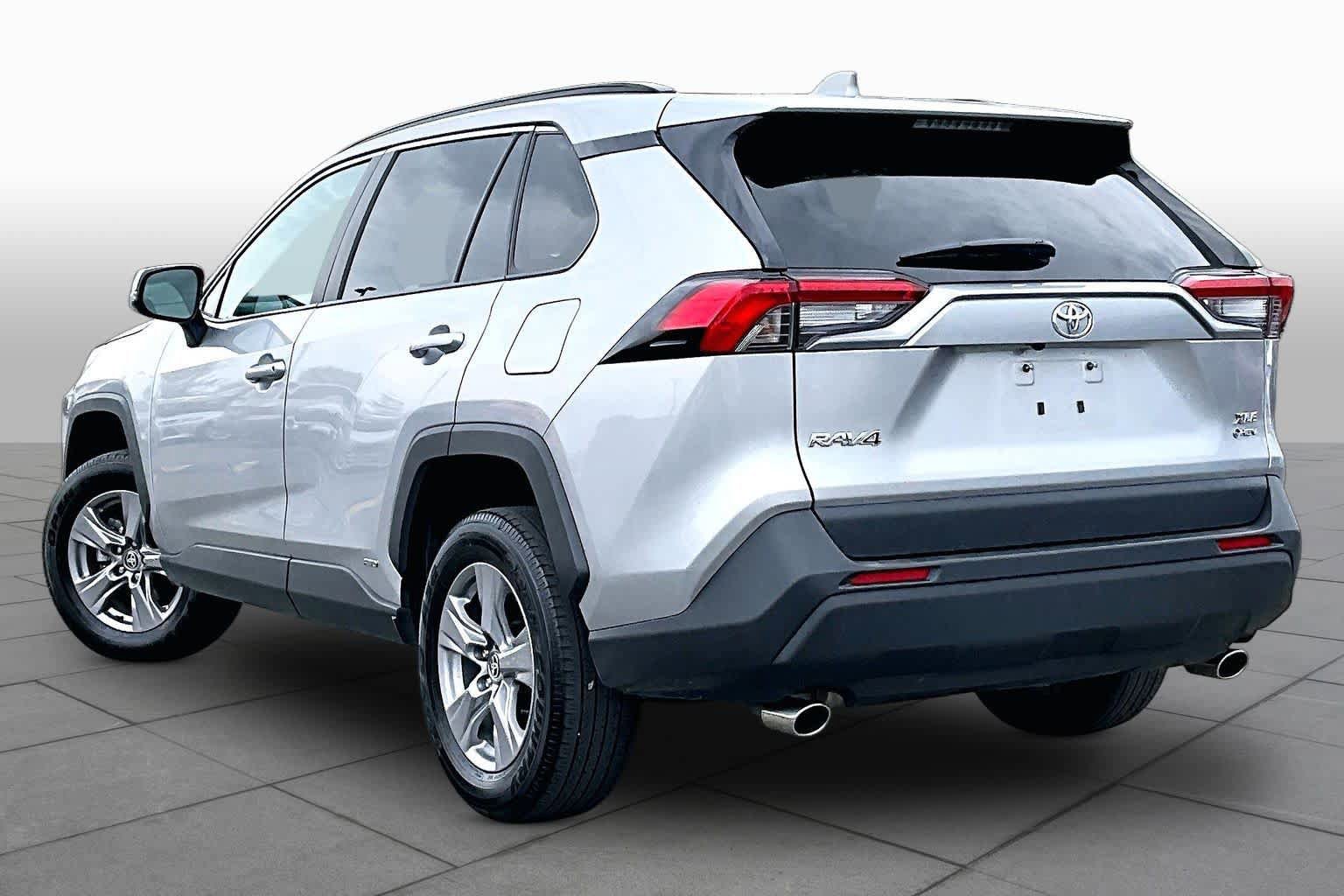 Used 2025 Toyota RAV4 XLE AWD/4WD image 12
