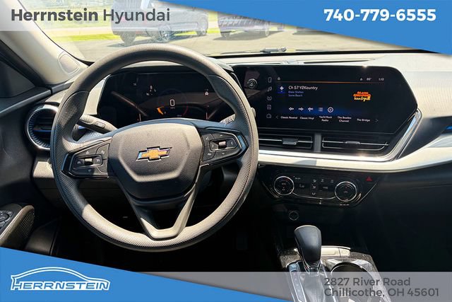 Used 2025 Chevrolet Trax LT FWD image 6