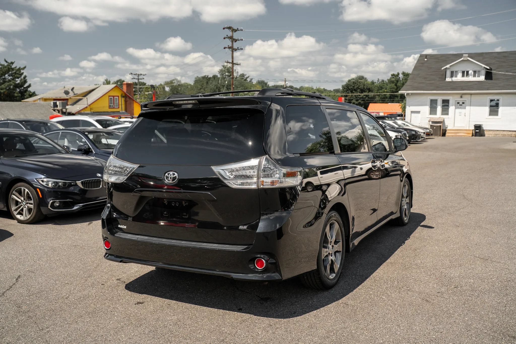 Used 2015 Toyota Sienna SE FWD image 3