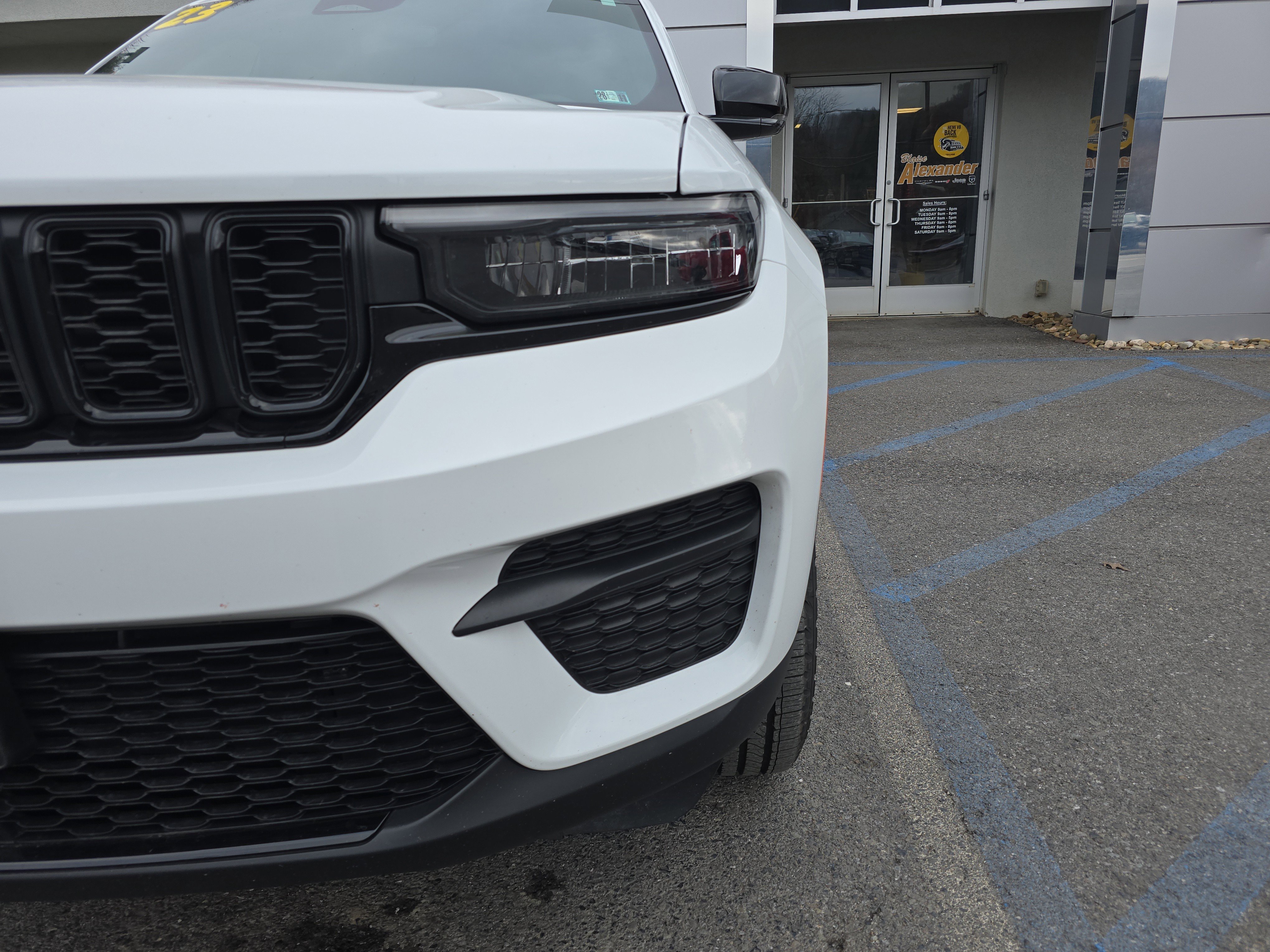 Used 2023 Jeep Grand Cherokee Altitude image 10