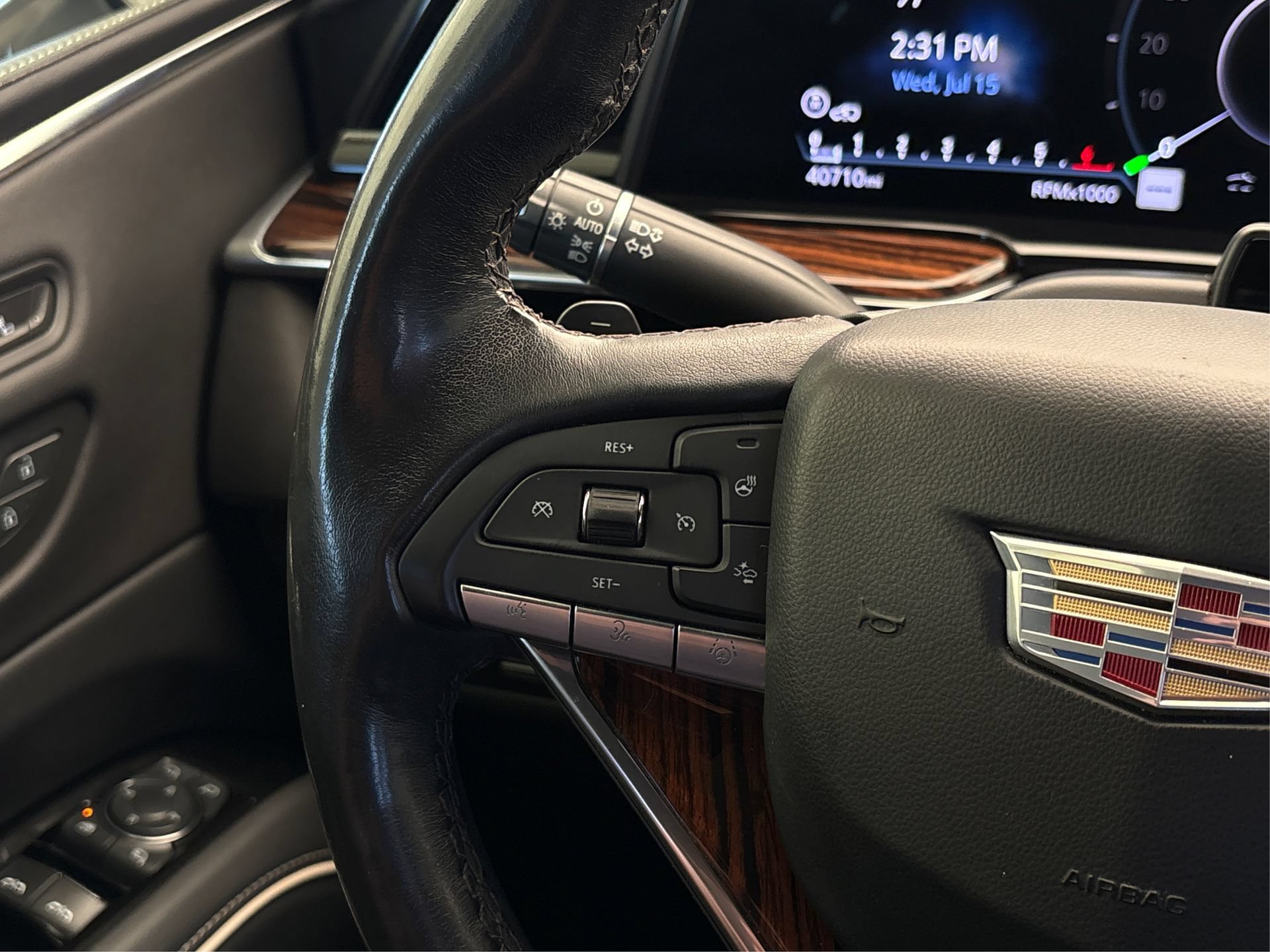 Certified 2022 Cadillac Escalade Premium Luxury w/ Performance Package AWD/4WD image 28