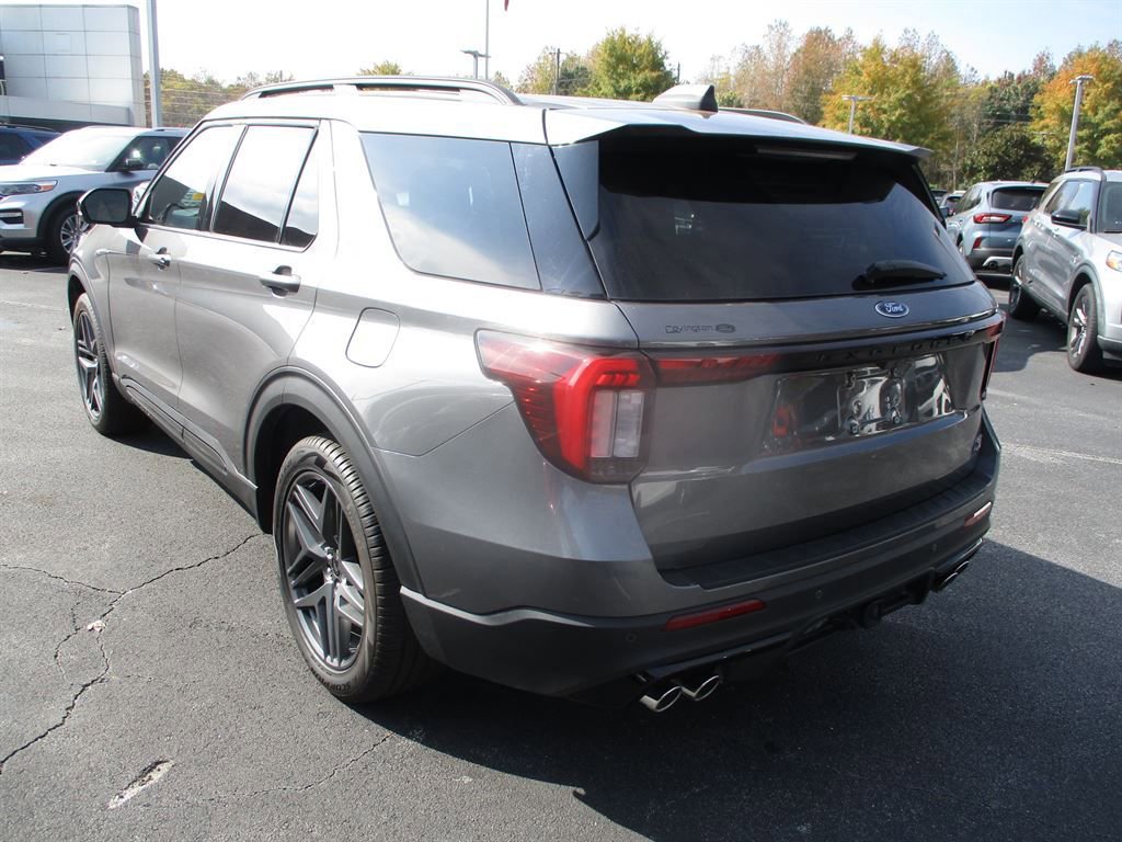 Used 2025 Ford Explorer ST image 3