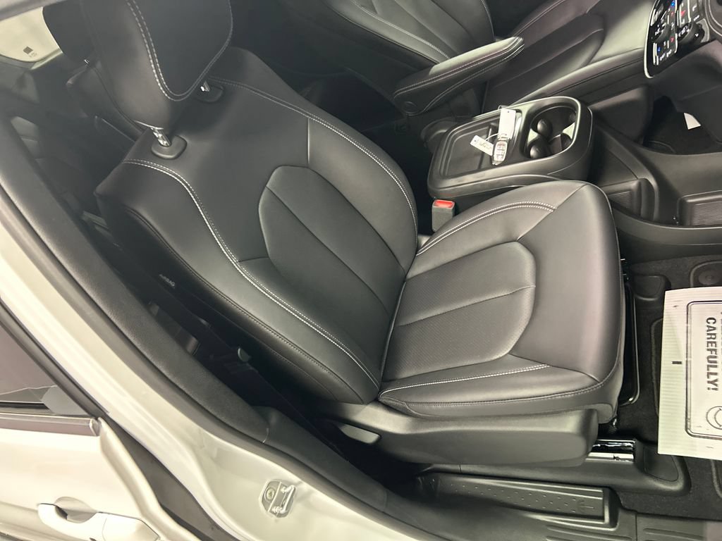 New 2027 Chrysler Pacifica Select FWD image 24