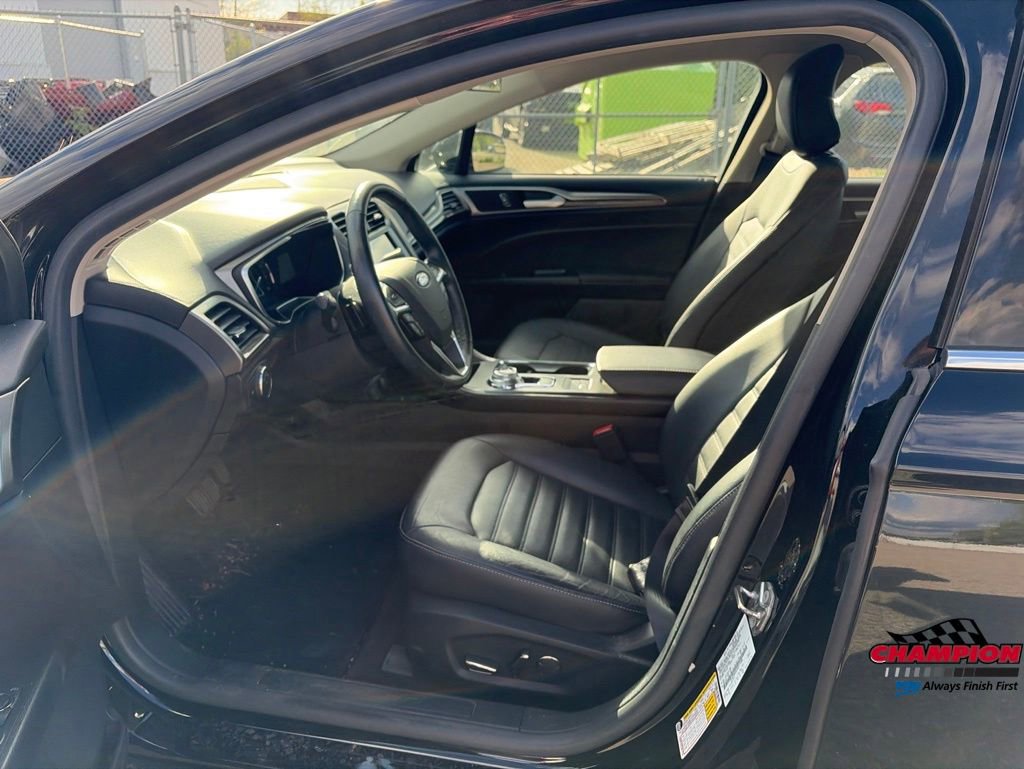 Used 2017 Ford Fusion SE w/ Fusion SE Technology Package FWD image 14