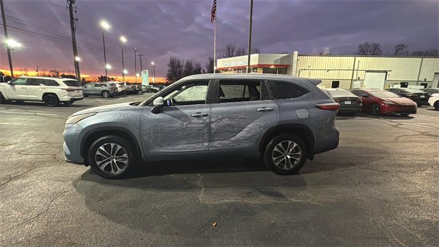 Used 2023 Toyota Highlander XLE image 4