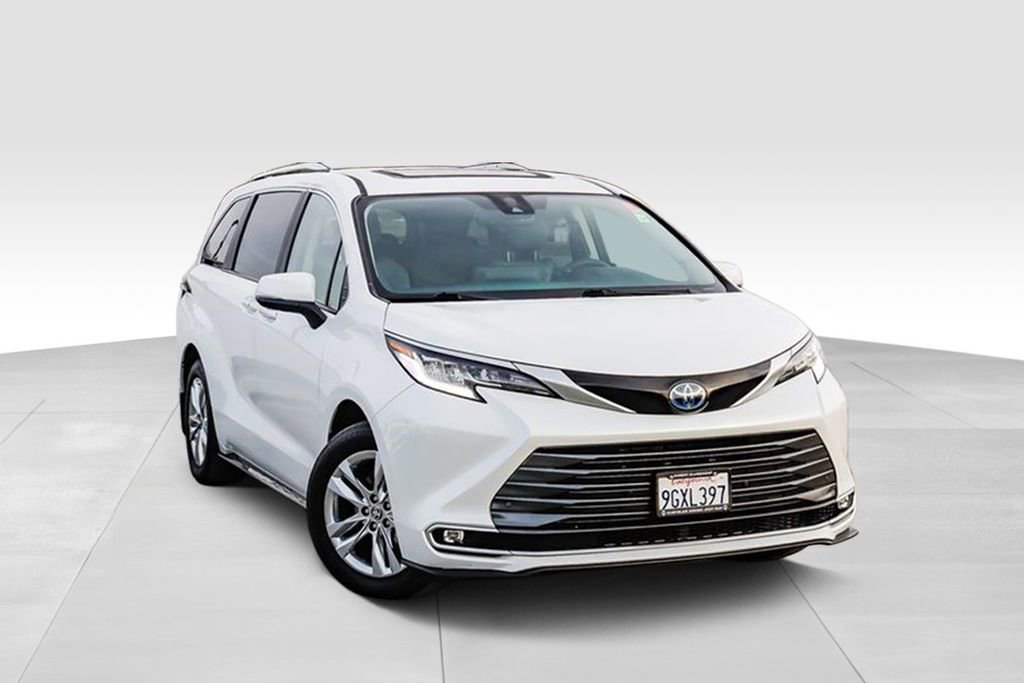 Used 2023 Toyota Sienna Limited image 2