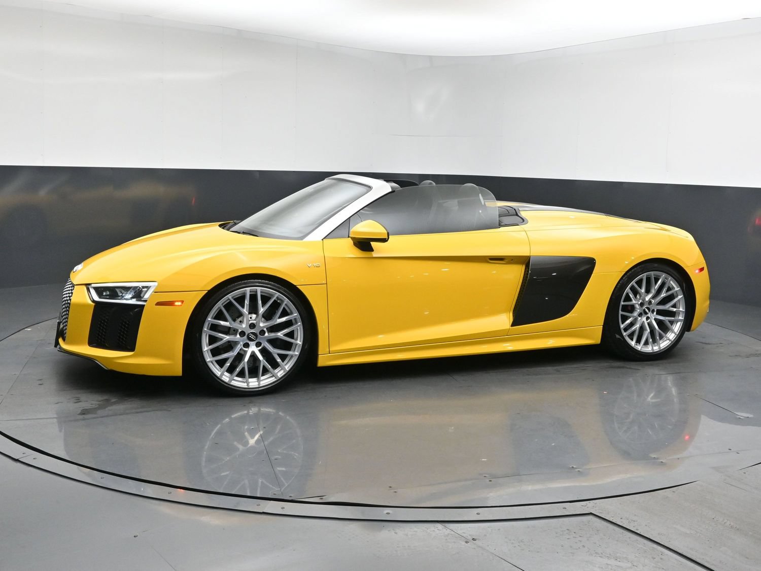 Used 2017 Audi R8 V10 w/ Carbon Exterior Package AWD/4WD image 4