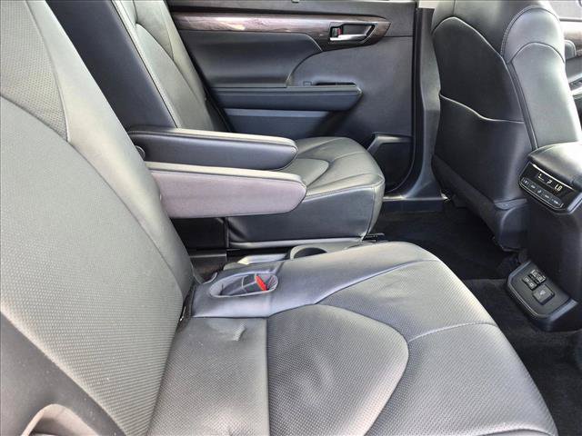 Used 2023 Toyota Highlander Limited FWD image 19