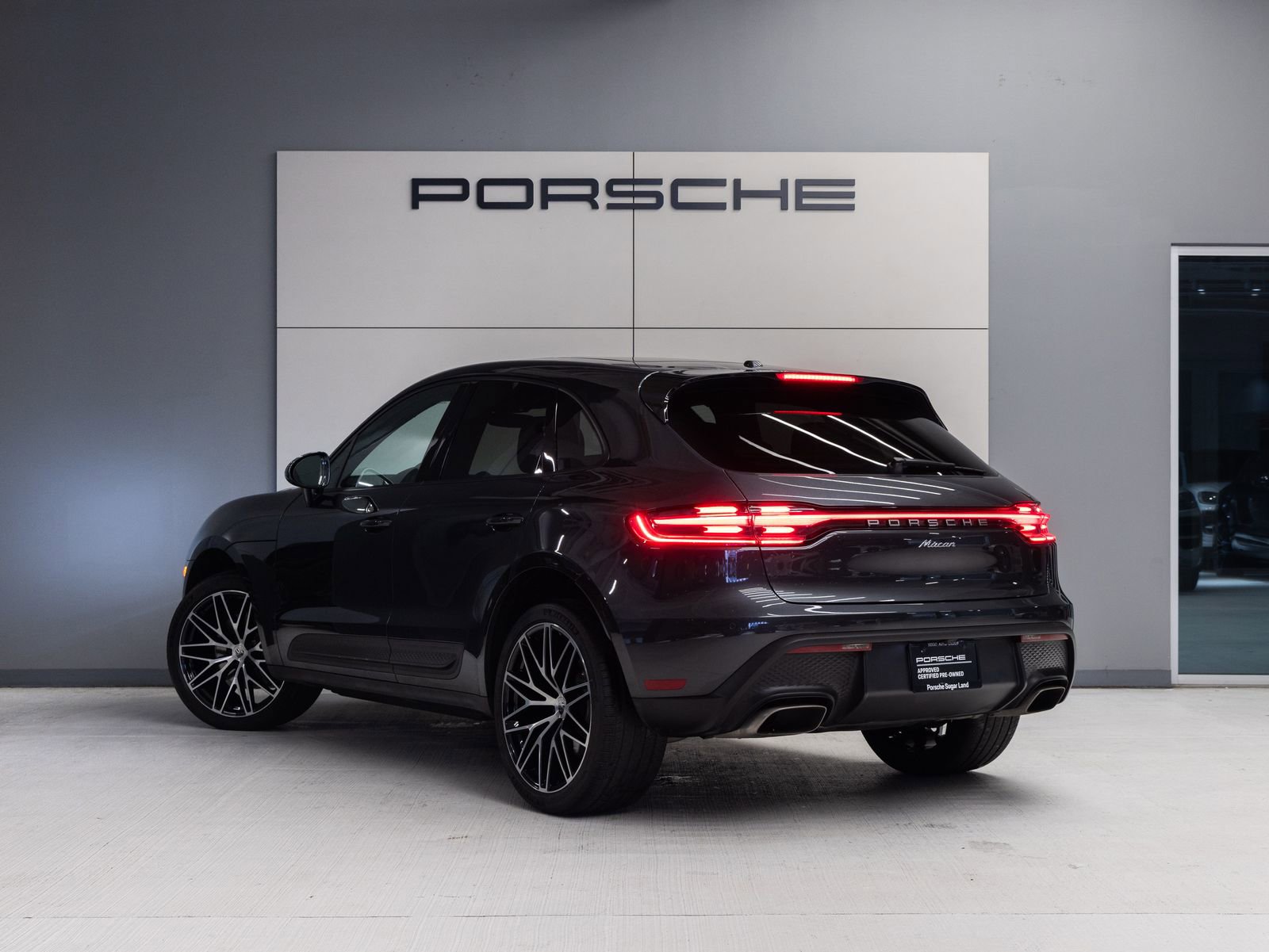 Certified 2023 Porsche Macan AWD/4WD image 3
