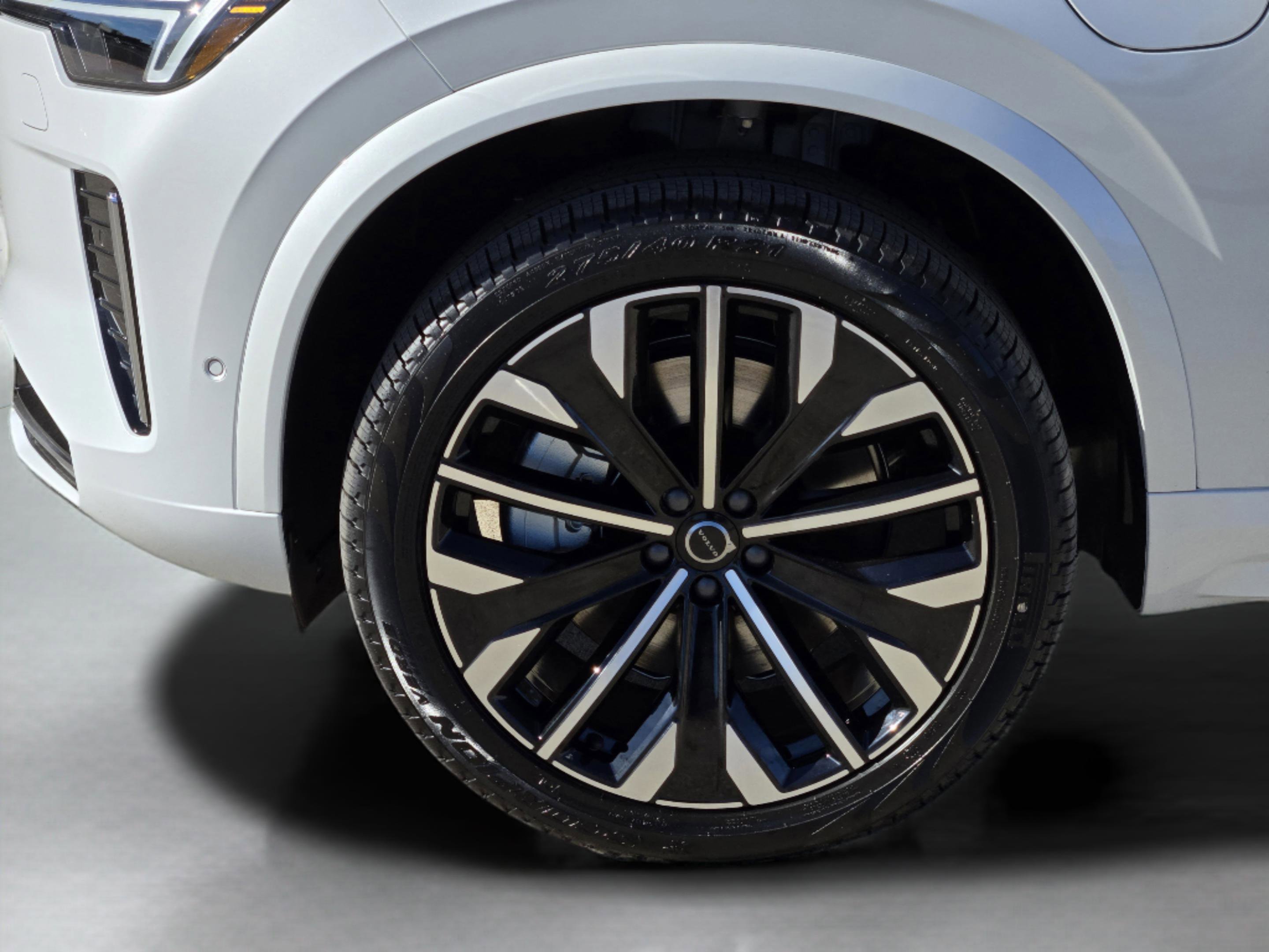 New 2026 Volvo XC90 T8 Plus w/ Protection Package Premier image 32