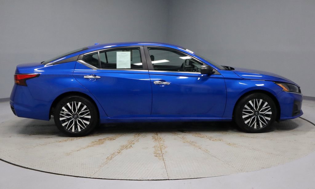 Used 2025 Nissan Altima 2.5 SV FWD image 11