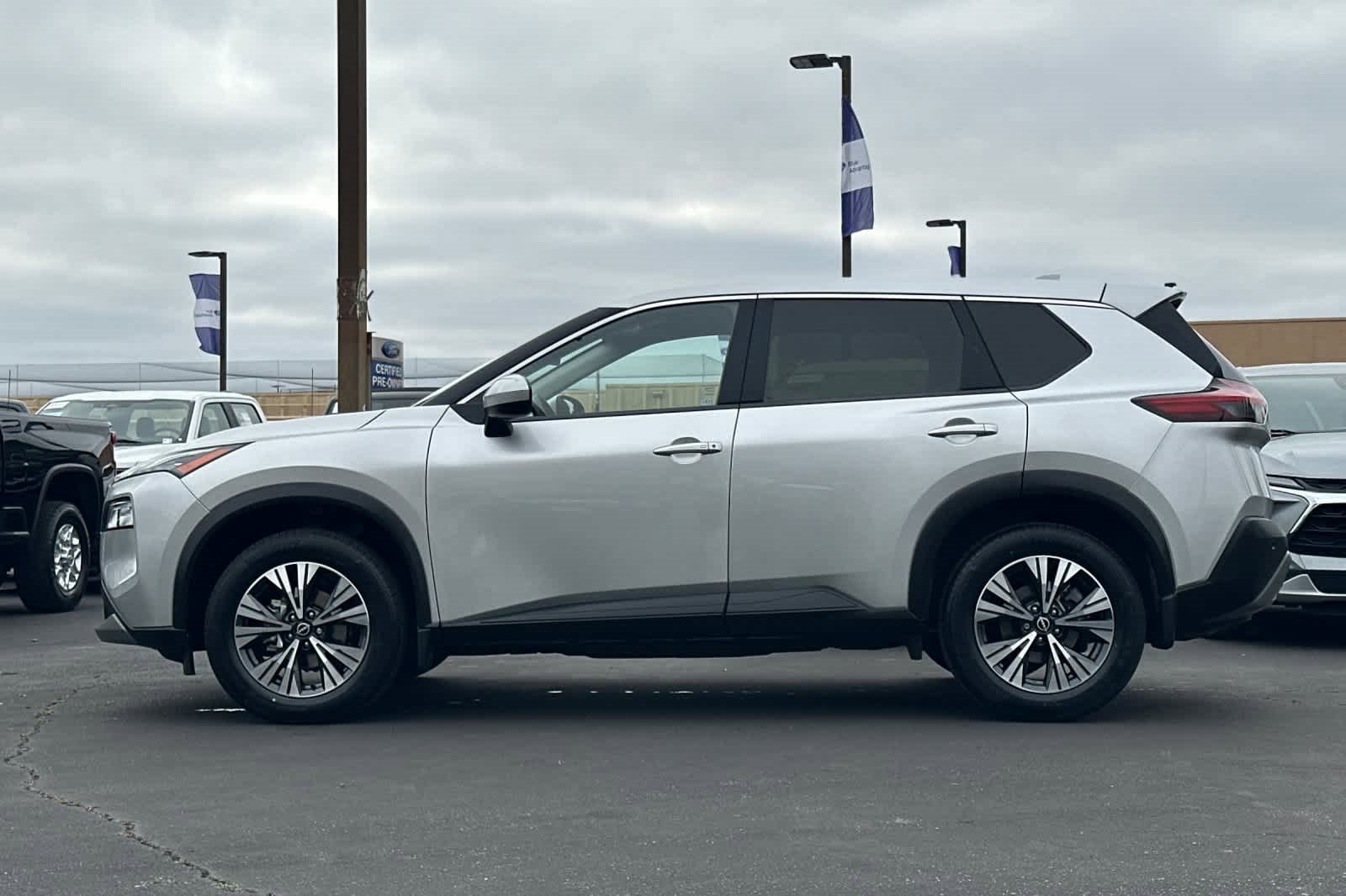 Used 2023 Nissan Rogue SV image 6