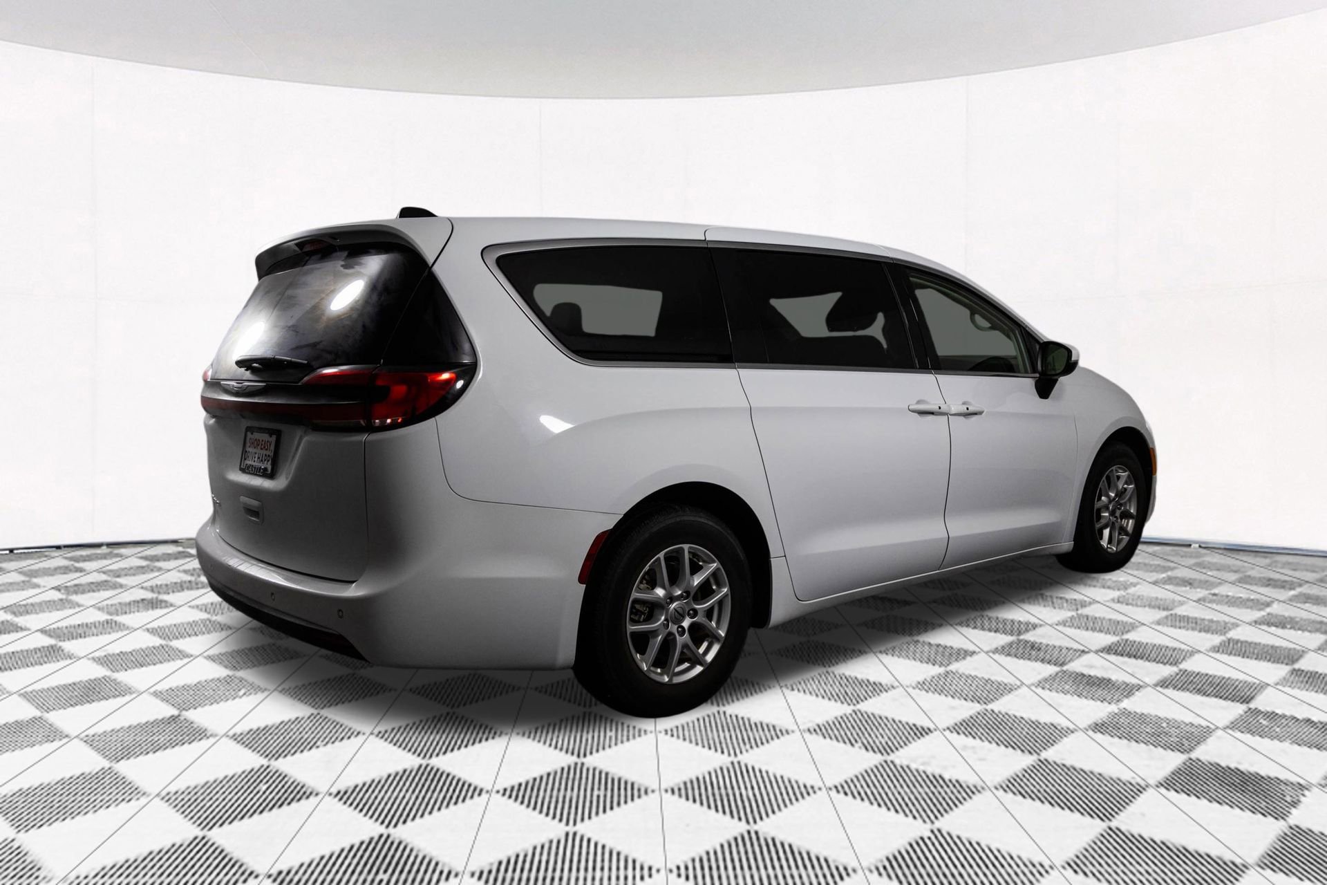 Used 2023 Chrysler Pacifica Touring-L image 13