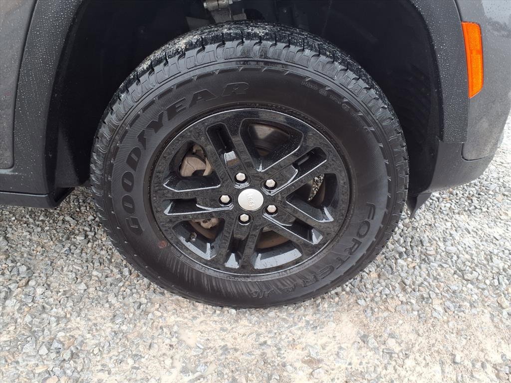 Used 2024 Jeep Grand Cherokee Laredo image 31