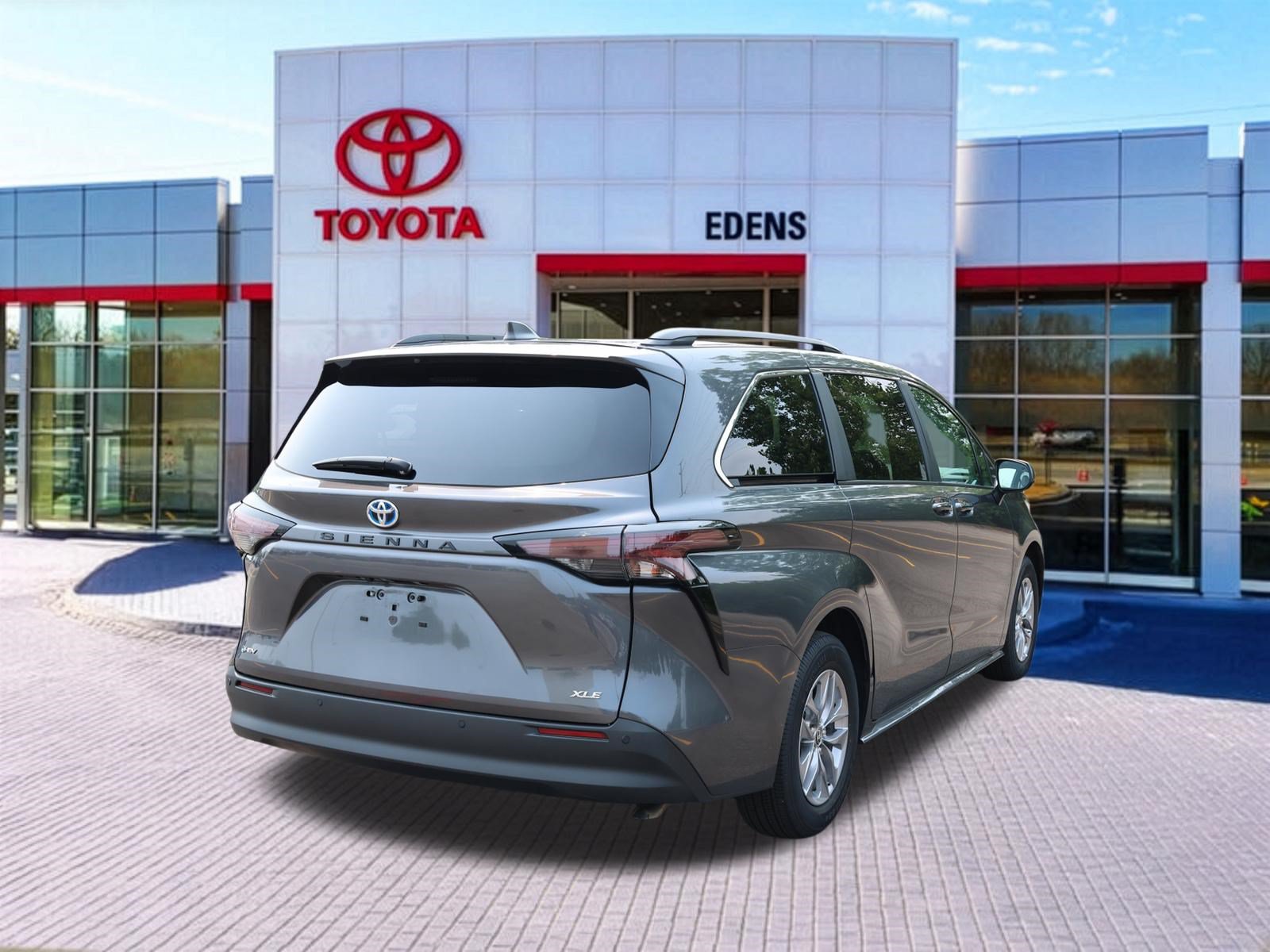 Certified 2025 Toyota Sienna XLE FWD image 3
