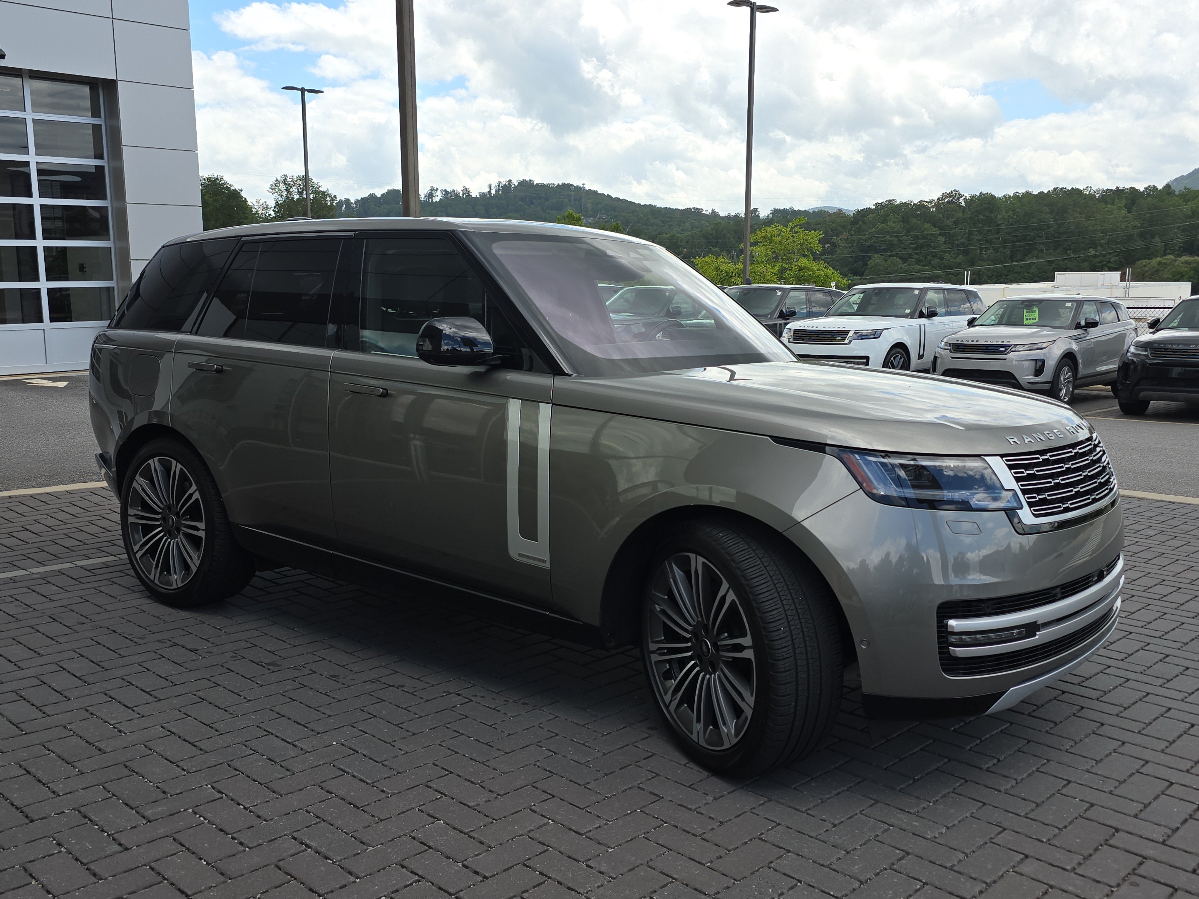 Certified 2023 Land Rover Range Rover Autobiography AWD/4WD image 3