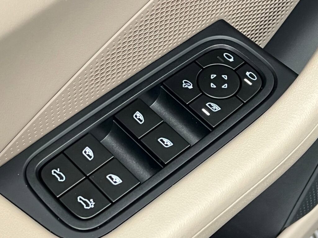 Certified 2025 Porsche Macan Electric image 37