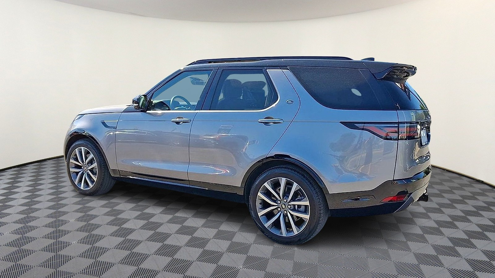 Used 2025 Land Rover Discovery Dynamic SE AWD/4WD image 6