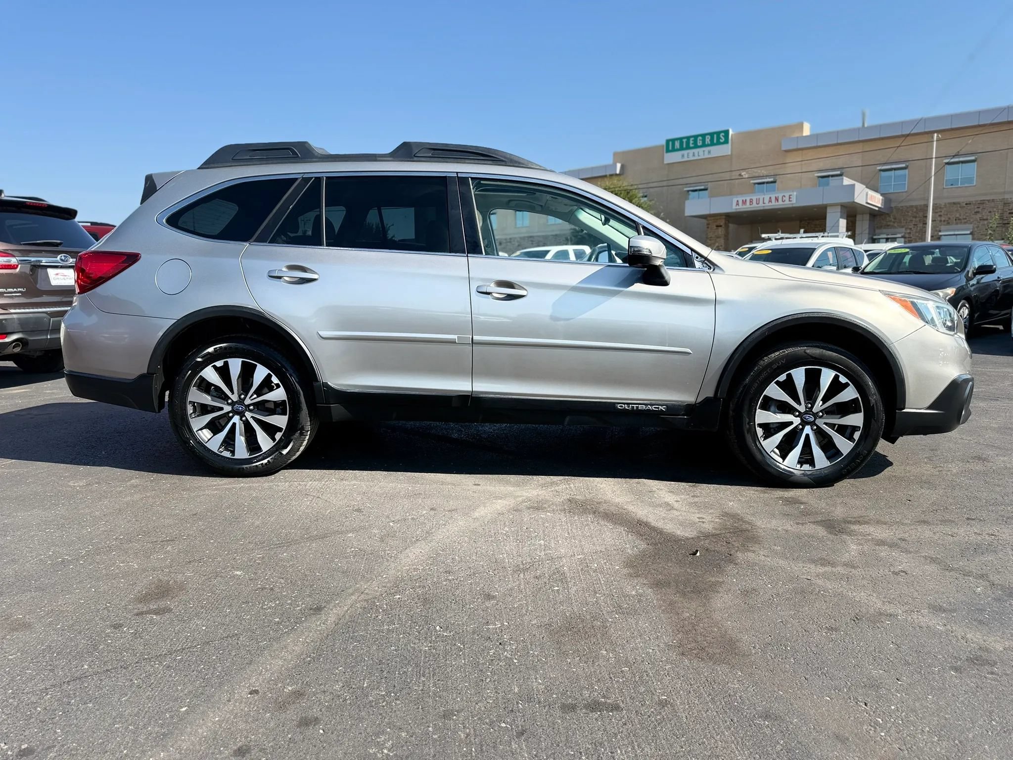 Used 2015 Subaru Outback 2.5i Limited AWD/4WD image 2