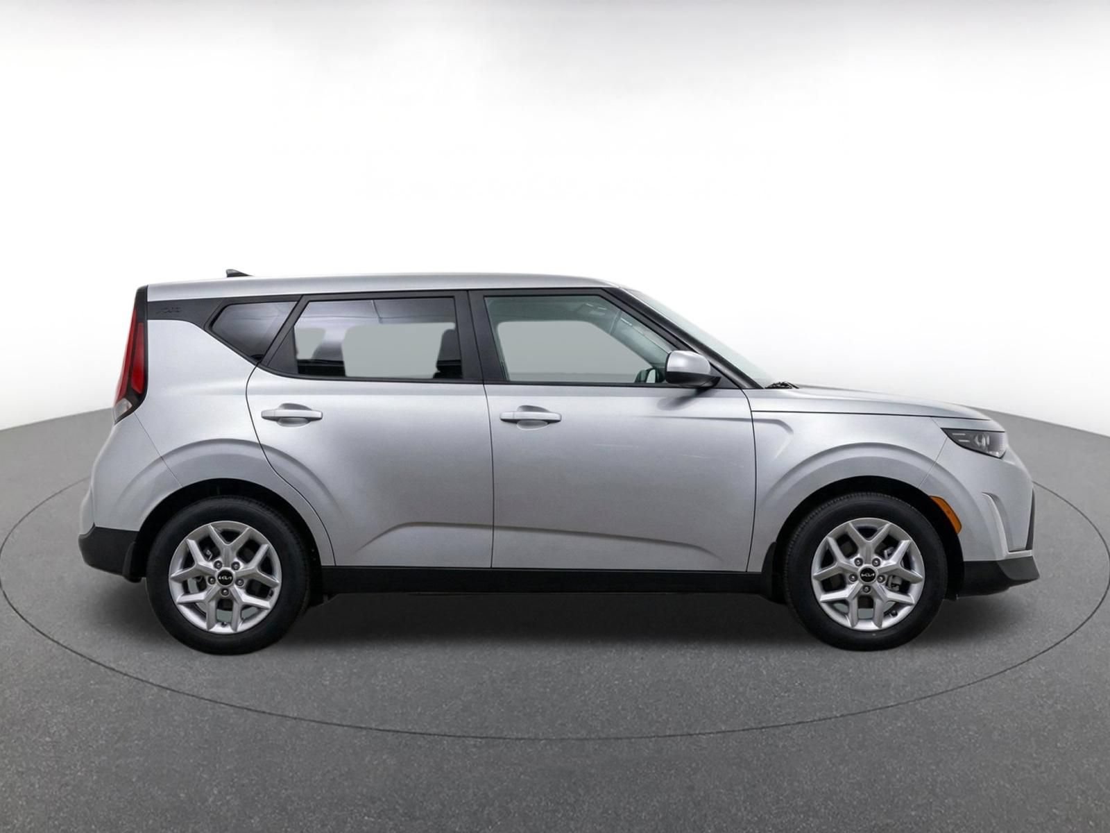 Used 2025 Kia Soul LX w/ LX Technology Package FWD image 9