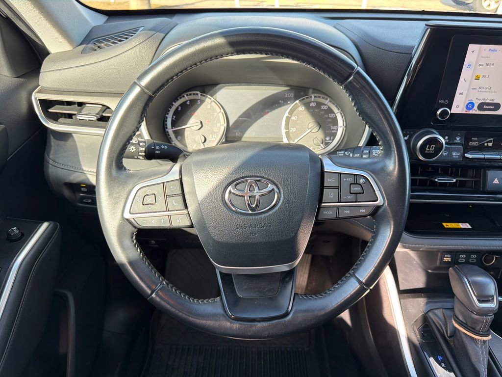 Used 2023 Toyota Highlander L image 17