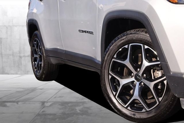 Used 2025 Jeep Compass Limited AWD/4WD image 3