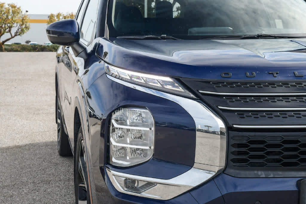 Used 2023 Mitsubishi Outlander SE FWD image 3
