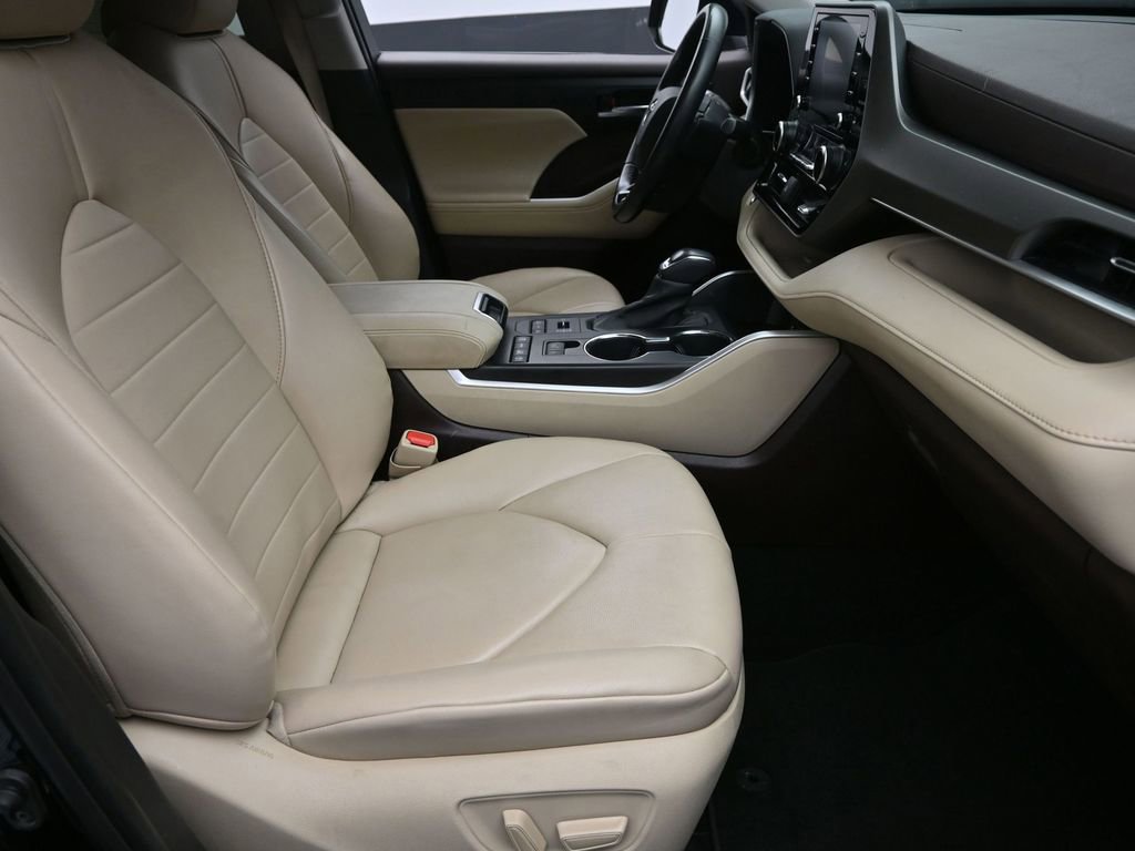 Used 2021 Toyota Highlander XLE image 7