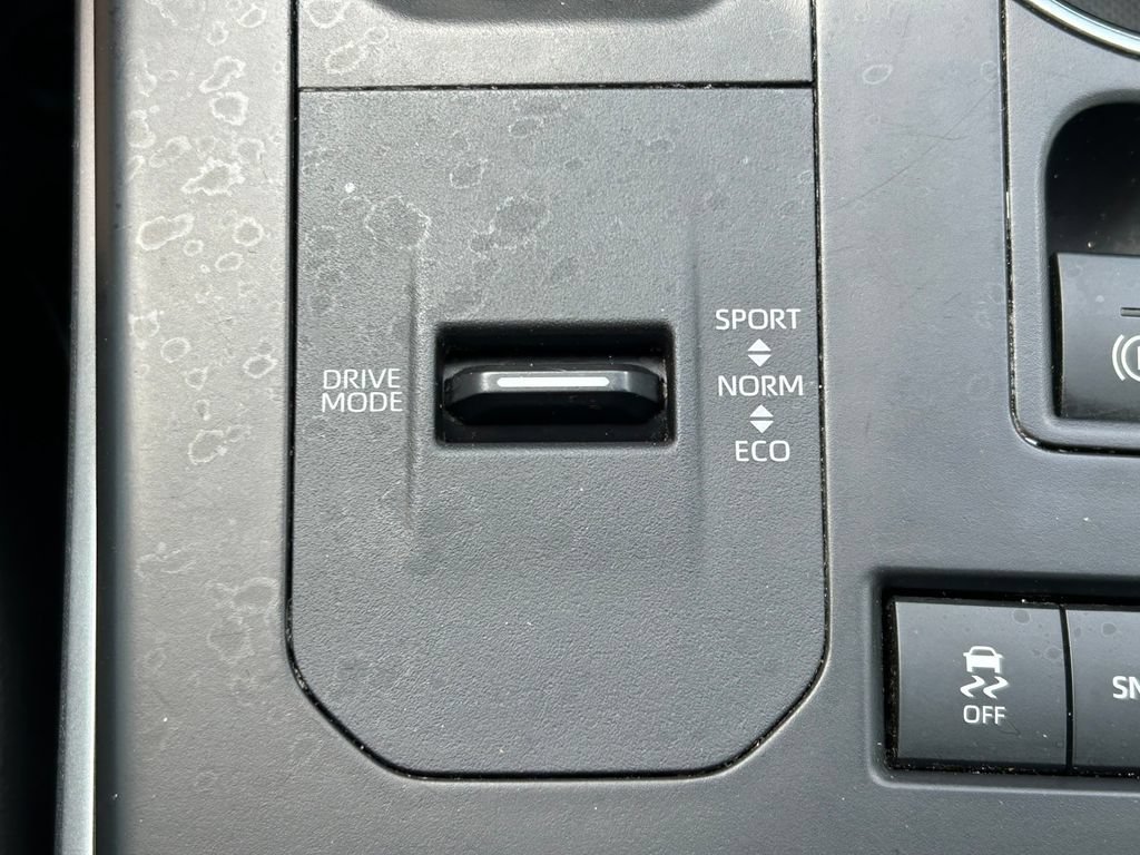 Used 2021 Toyota Highlander XLE FWD image 30
