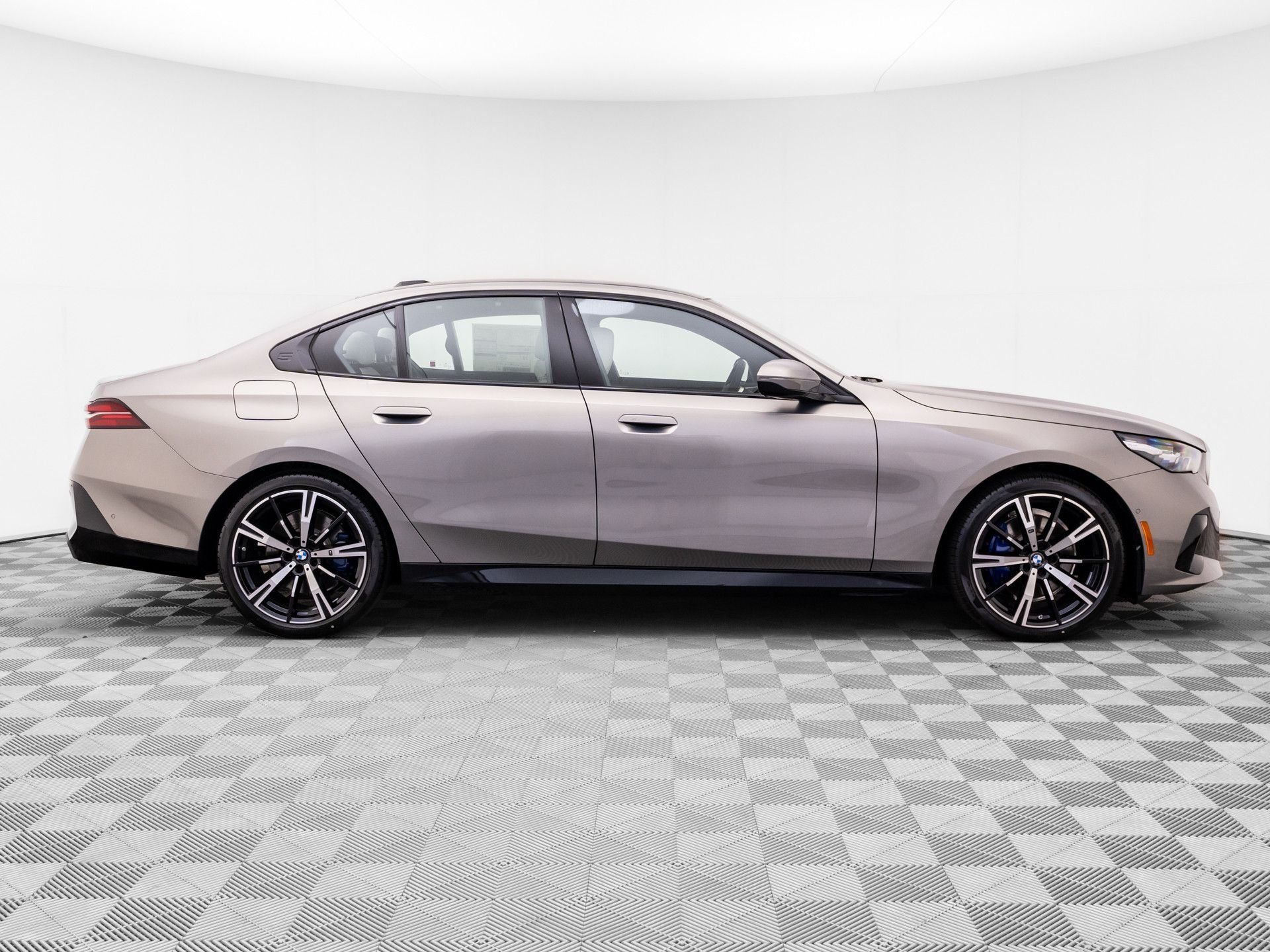 New 2026 BMW 530i xDrive w/ M Sport Package AWD/4WD image 8