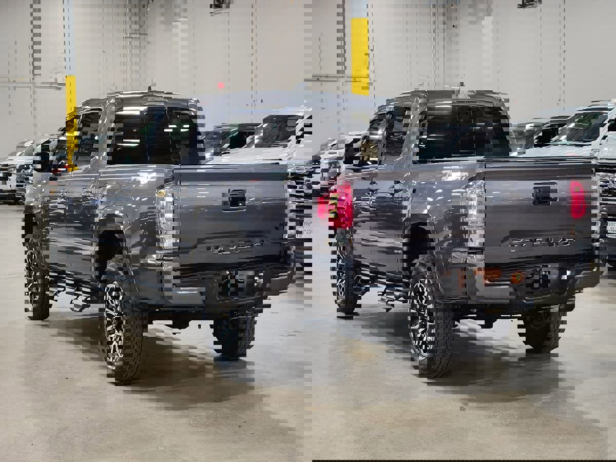 Used 2021 Toyota Tacoma TRD Sport w/ Technology Package image 11