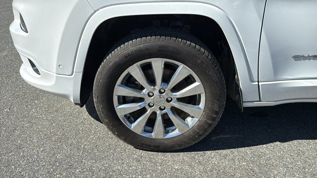 Used 2016 Jeep Cherokee Overland w/ Technology Group AWD/4WD image 11