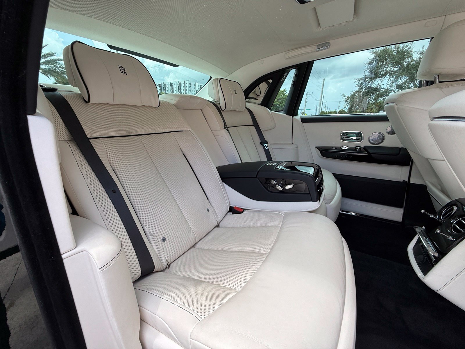 Used 2022 Rolls-Royce Phantom Sedan RWD image 44